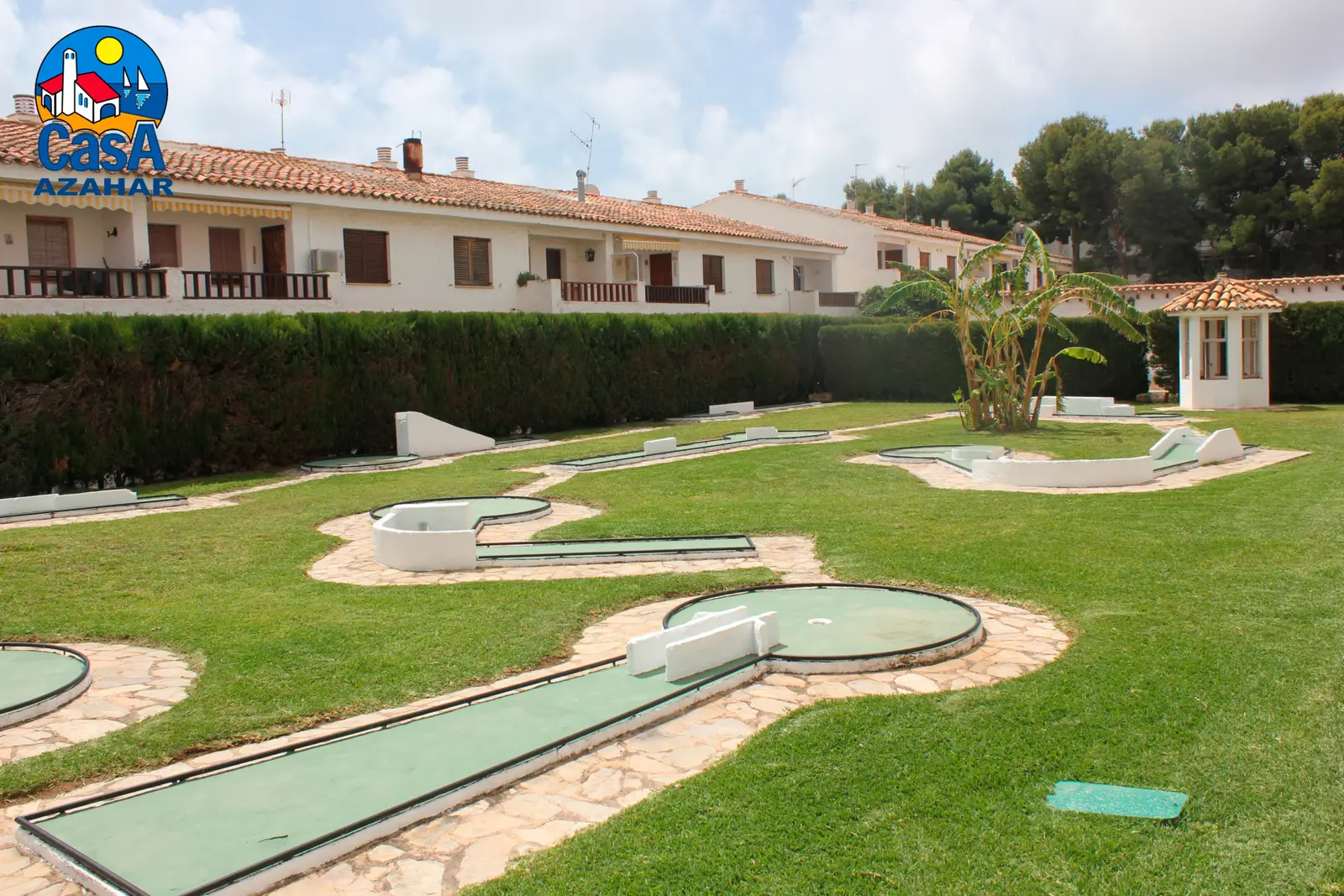Minigolf de neuf trous dans le jardin de la résidence Arcos I