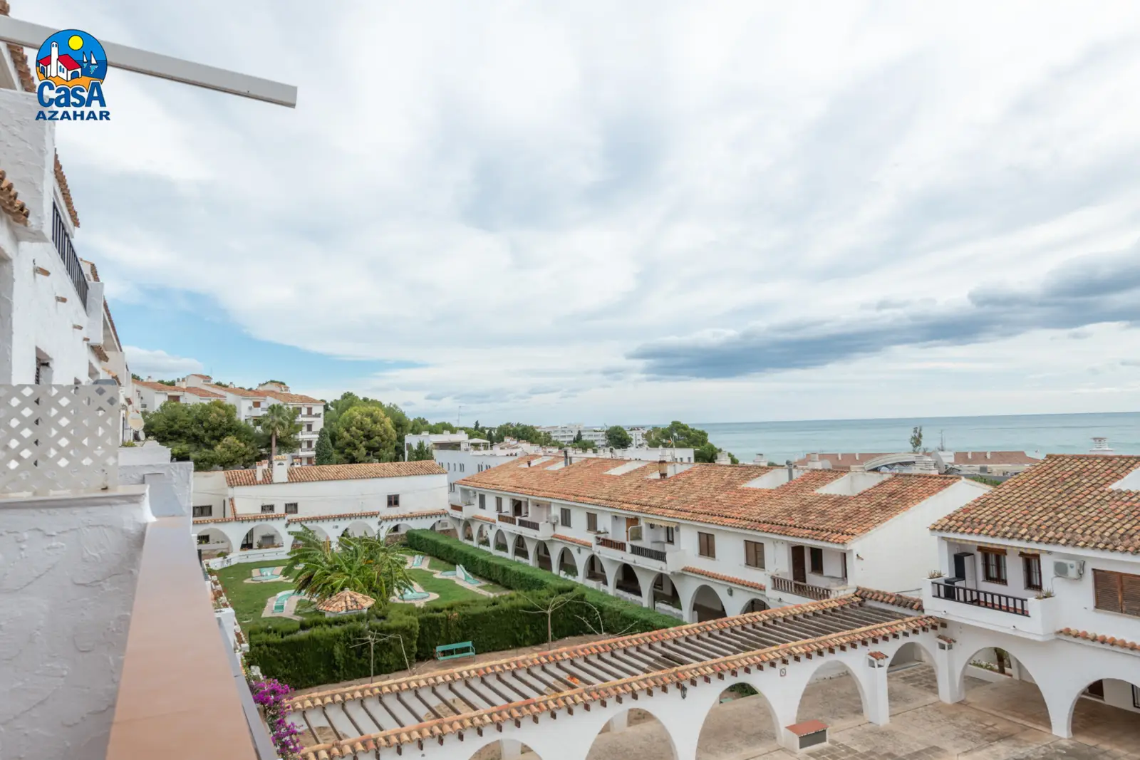 Vue depuis une terrasse d'Arcos I sur le minigolf et la mer au loin