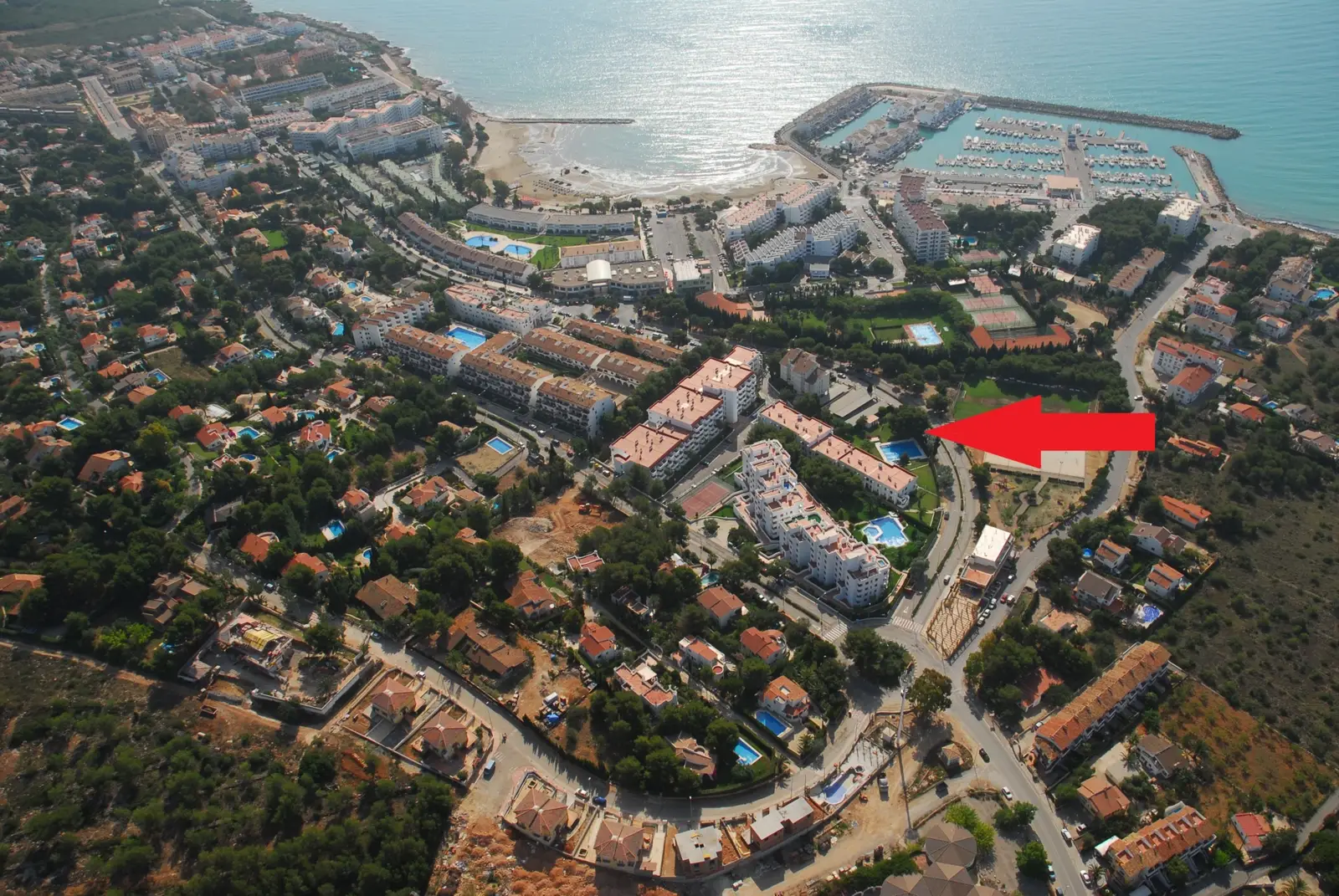 Luchtfoto van Las Fuentes met de ligging van Arcos II aangeduid met een pijl en de jachthaven op de achtergrond