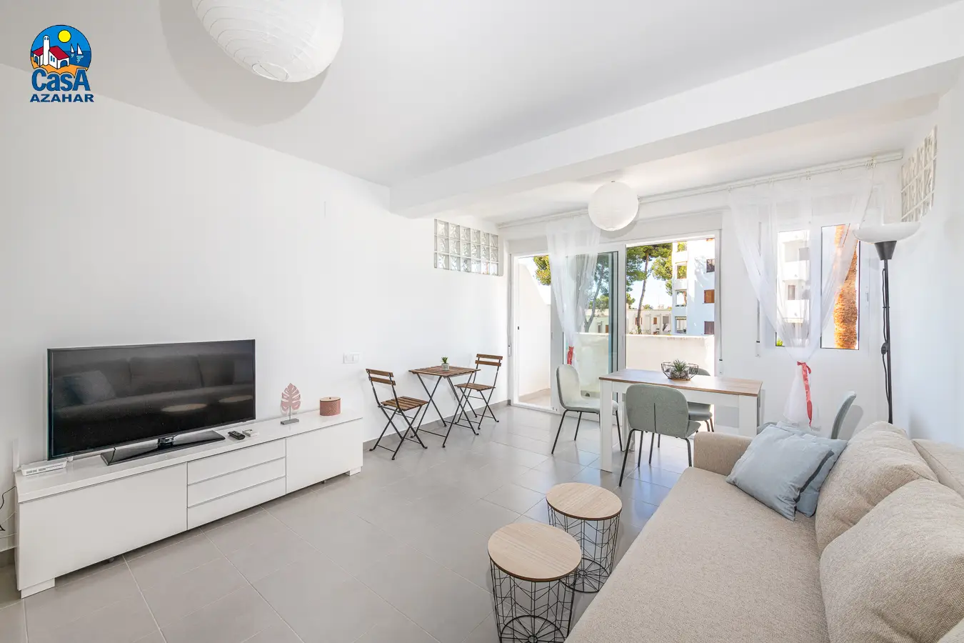 Woonkamer van een gerenoveerde studio in Arcos II met slaapbank en toegang tot het terras