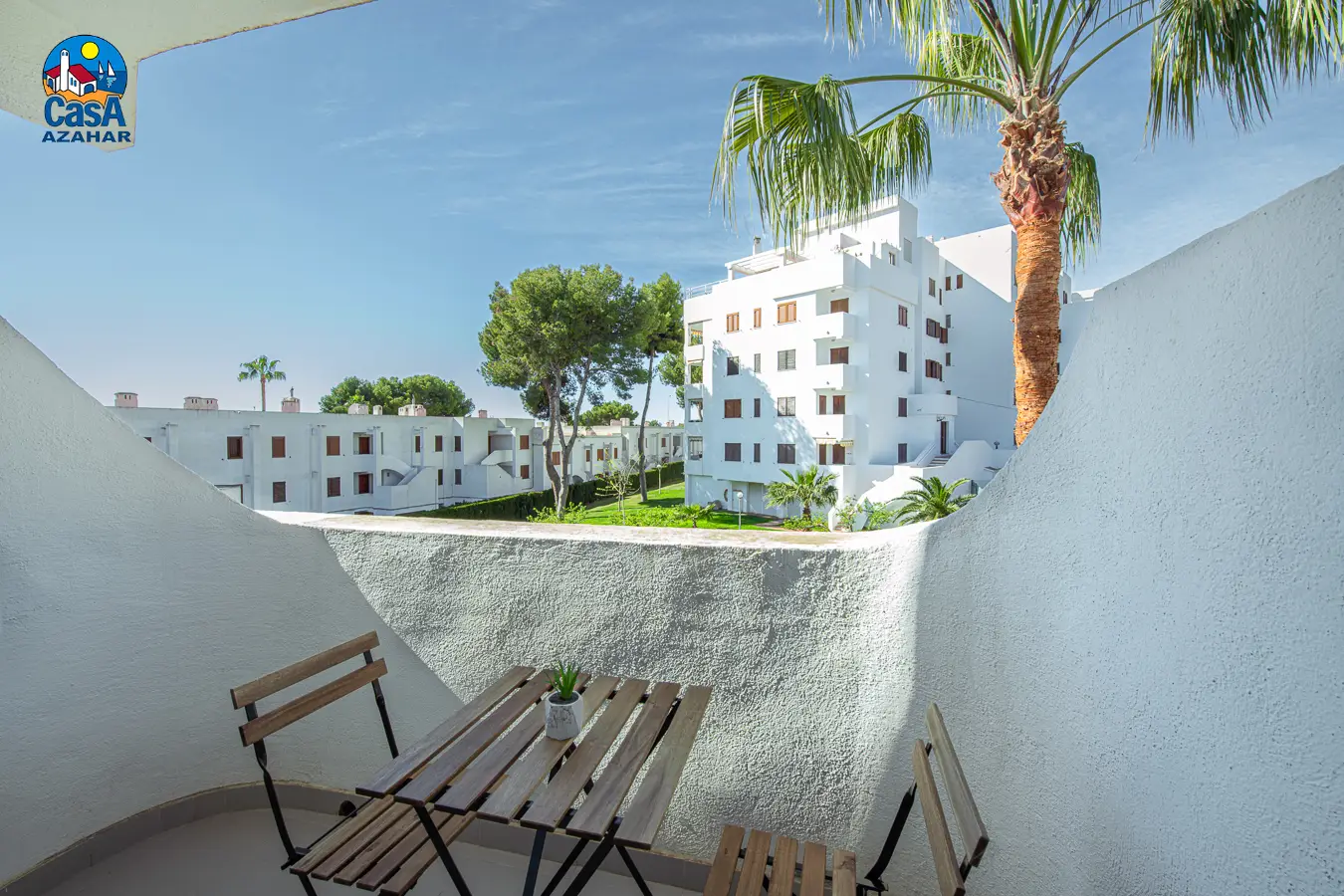Terras van een studio in Arcos II met uitzicht op het dennenbos