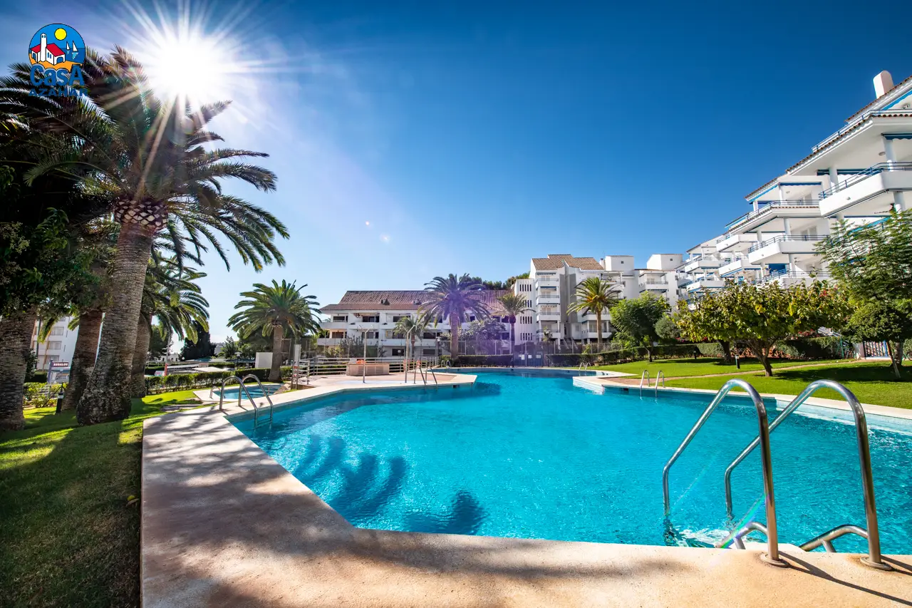 Piscine avec palmiers de la résidence Fuente Sol, à Las Fuentes