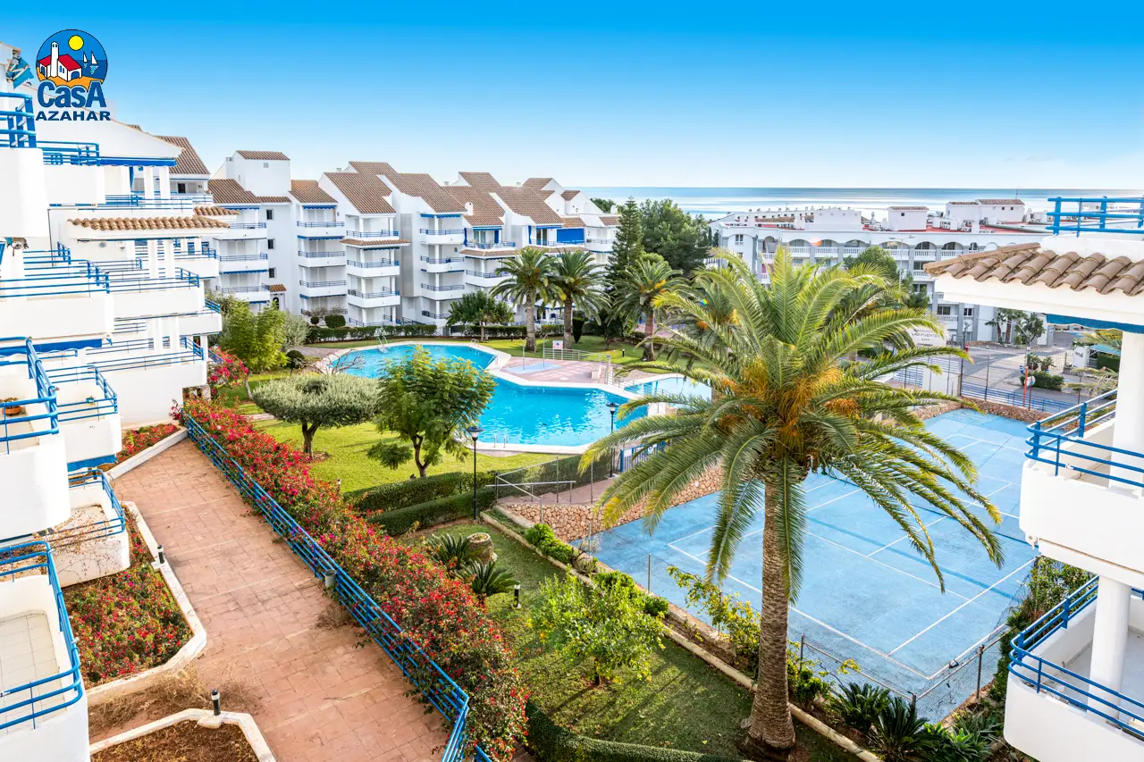 Jardin, piscine et court de tennis de la résidence Fuente Sol vus depuis une terrasse